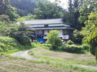 「ケヤキの大黒柱が際立つ築140年の古民家」
