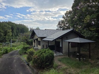 緑に囲まれた平屋建て